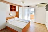 Schlafbereich mit Doppelbett und Sat-TV