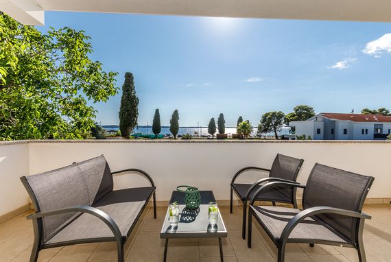 Balkonsitzgruppe mit schönem Strandblick sowie Blick auf die Adria und Brijuni